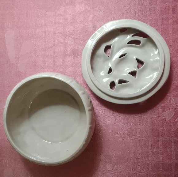 Vintage Art Pottery Holland @ Mold Signed Tulips Pastel Basketweave Filigree - Picture 2 of 8